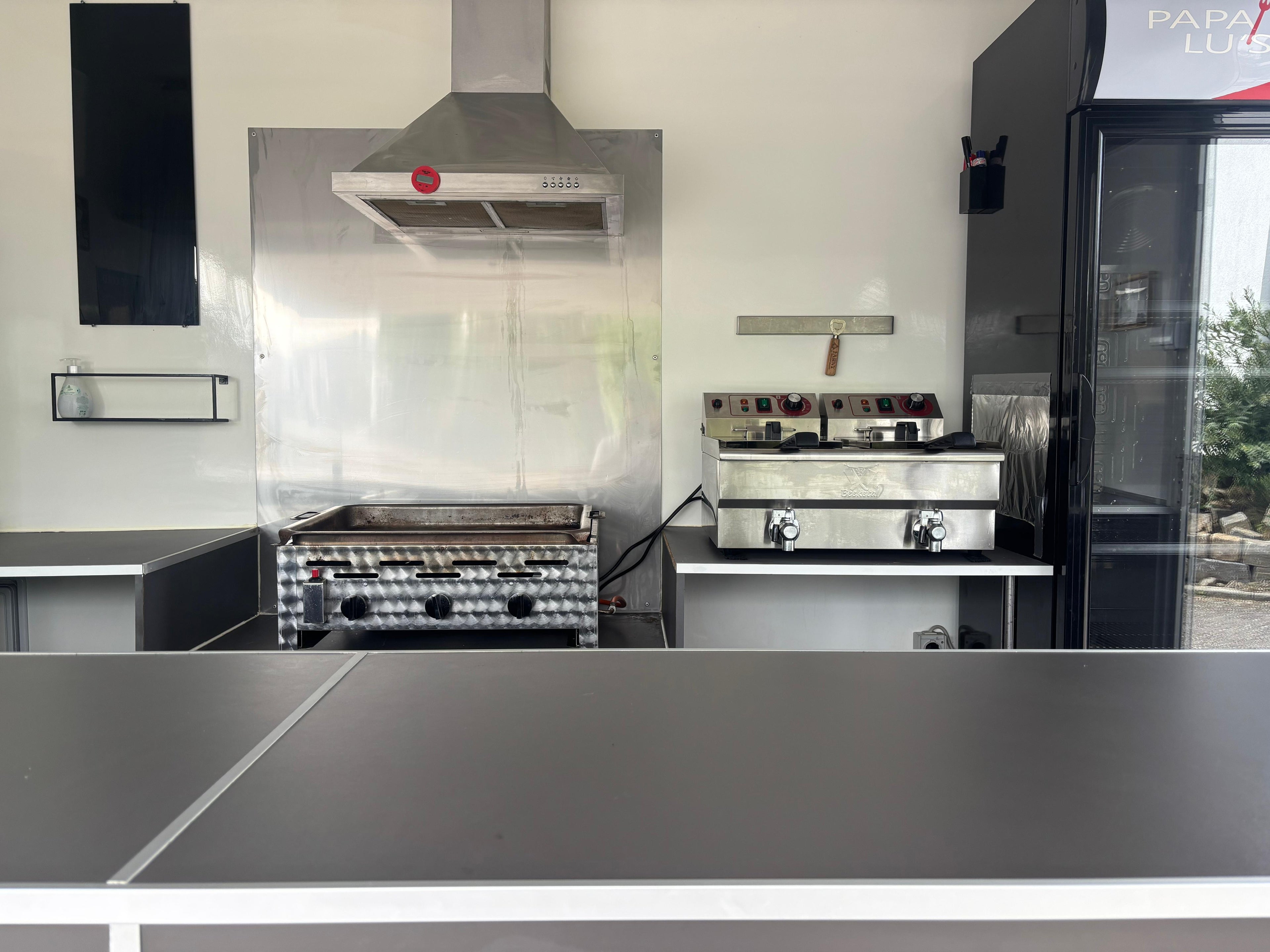 Verkaufsanhänger "Papa Lu´s geile Wurst"